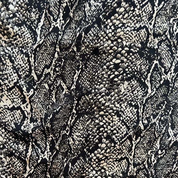 ZARA A Sexy, satiny, silky, snake print statement shirt with collar & cuffs ❣️ - Picture 2 of 8